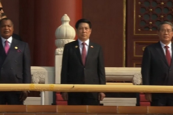 Chu tich nuoc du Le duyet binh ky niem 80 nam chien thang phat xit hinh anh