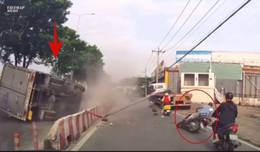 Xe tai lao len dai phan cach, huc gay bien bao o TP.HCM hinh anh