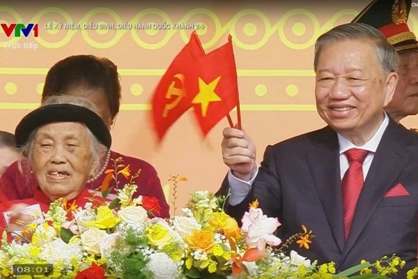 Chia se cua Me Viet Nam Anh hung ngoi canh Tong Bi thu To Lam hinh anh