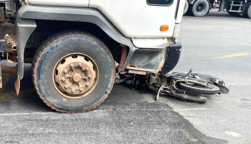 Xe ben ‘lua’ loat xe may dang dung den do o TP.HCM hinh anh