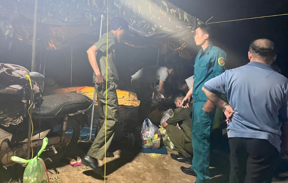 Tim thay them thi the hai thanh nien trong vu mat tich o ho Da Xanh hinh anh