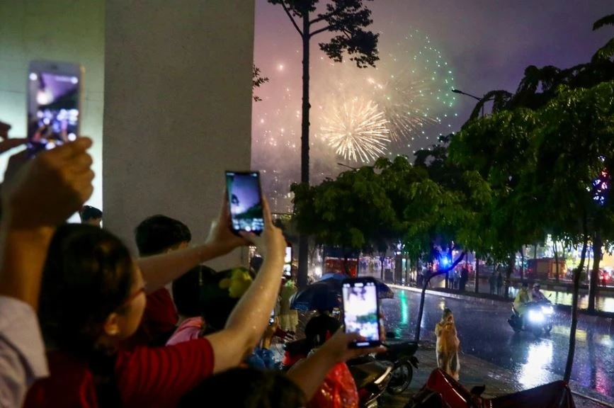 Mua mu mit, nguoi dan TP.HCM tiec nuoi khong xem tron ven man phao hoa hinh anh