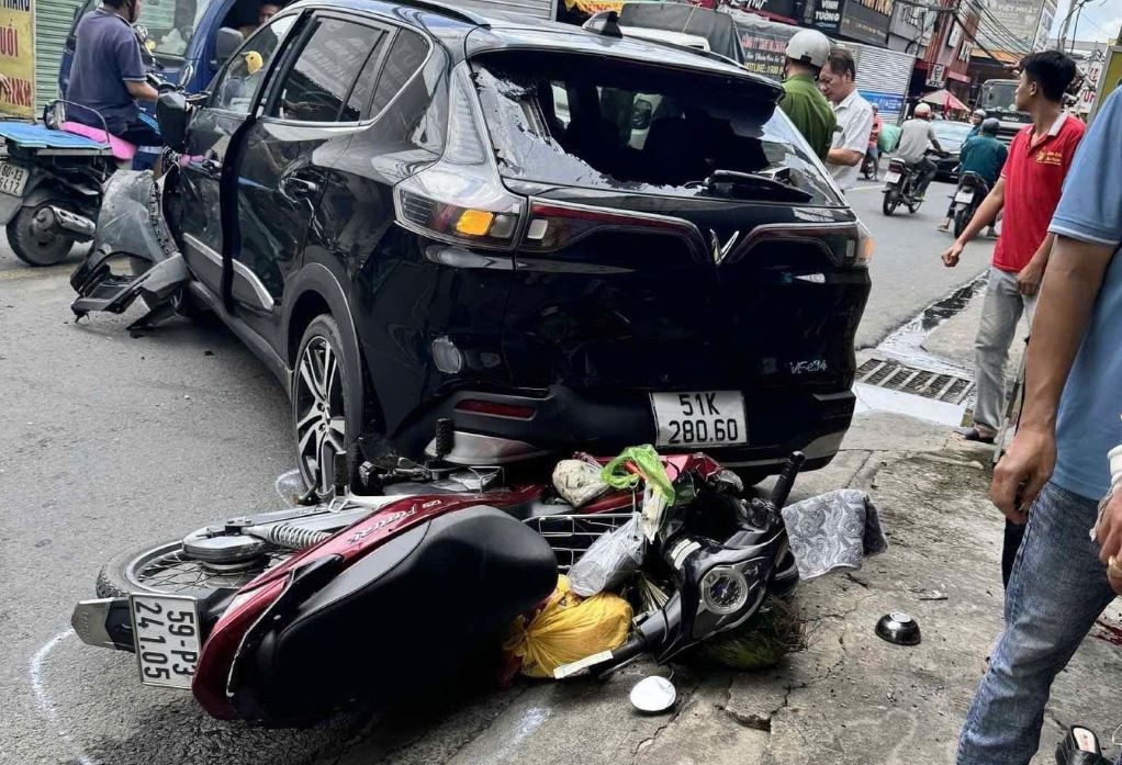 Oto tong xe may, hai nguoi nhap vien o TP.HCM hinh anh