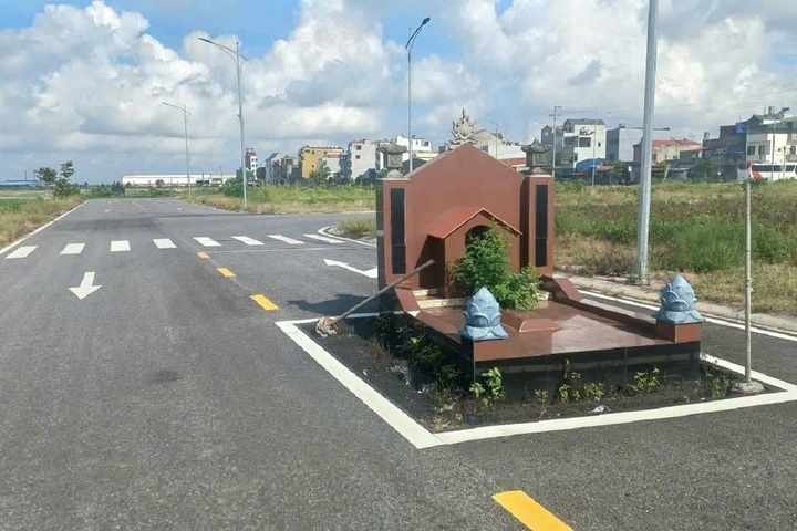 Ngoi mo giua duong anh 1