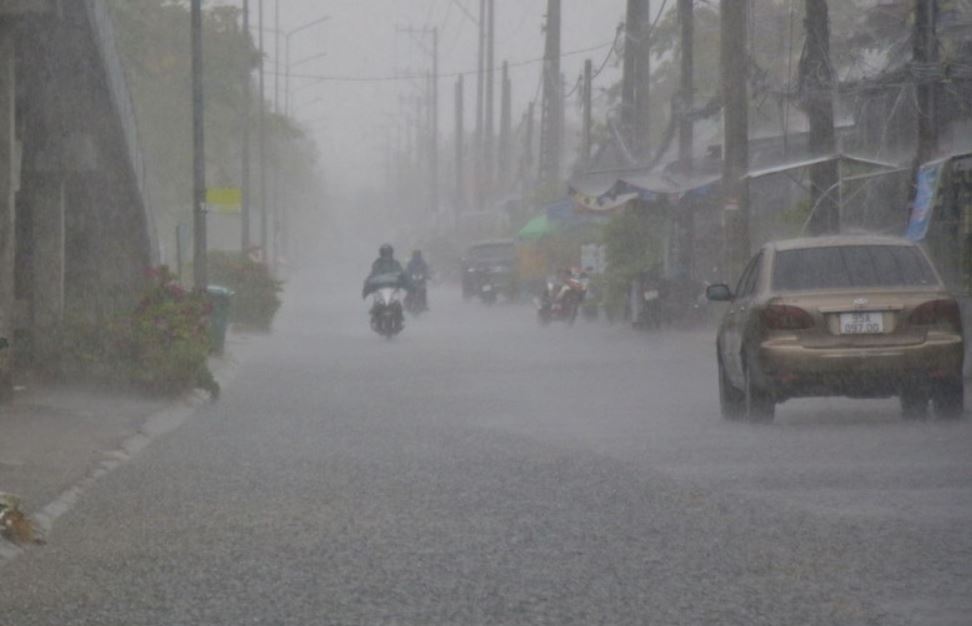 TP.HCM va Nam Bo mua to cuc bo ve chieu toi hinh anh