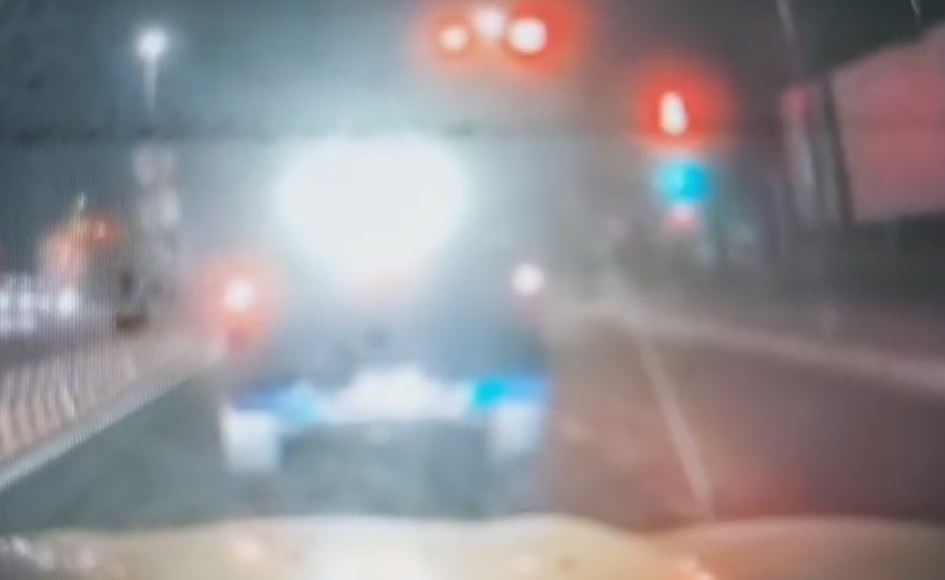 Xe ban tai nhay den pha lien tuc gay buc xuc o TP.HCM hinh anh