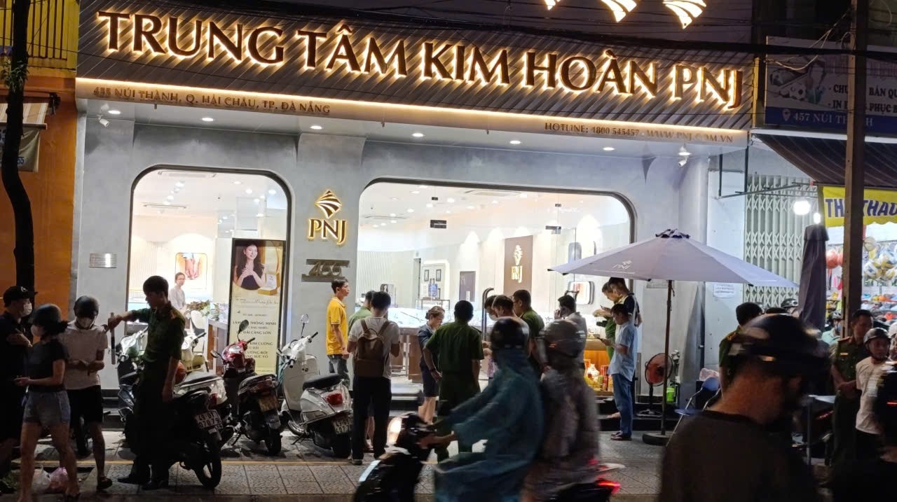 Nuoc ngoai cuop tiem vang anh 1