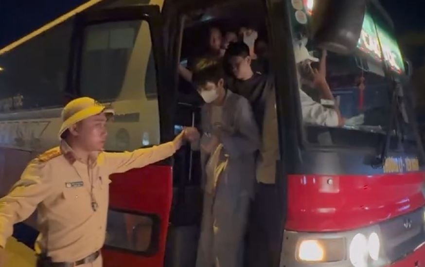 Xe khach 46 cho nhoi nhet 82 nguoi, bi phat hon 170 trieu dong hinh anh