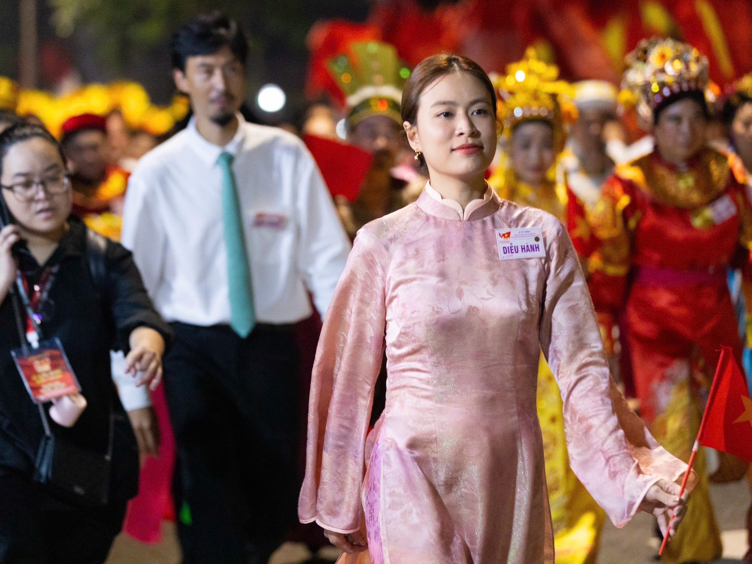 Doan dieu binh, dieu hanh di tren duong pho hinh anh