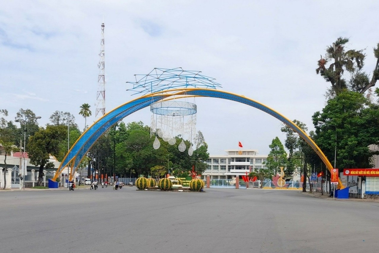 Gan 300 can bo Can Tho nghi huu, thoi viec nhung ngay cuoi thang 8 hinh anh