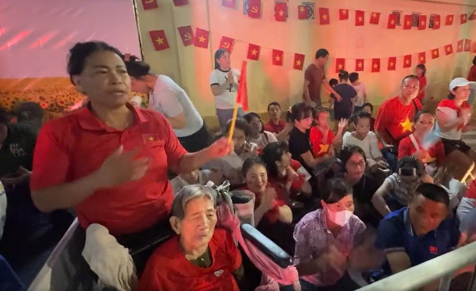 Video con dau dua me chong hon 95 tuoi di xem dieu binh hinh anh