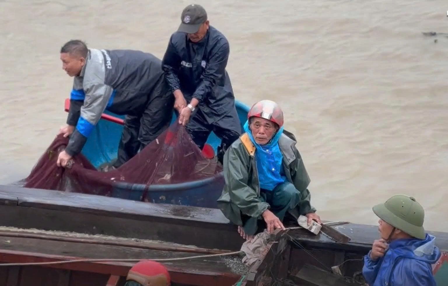 Tau thuyen tai xa Thien Cam hu hong nang sau bao do bo hinh anh