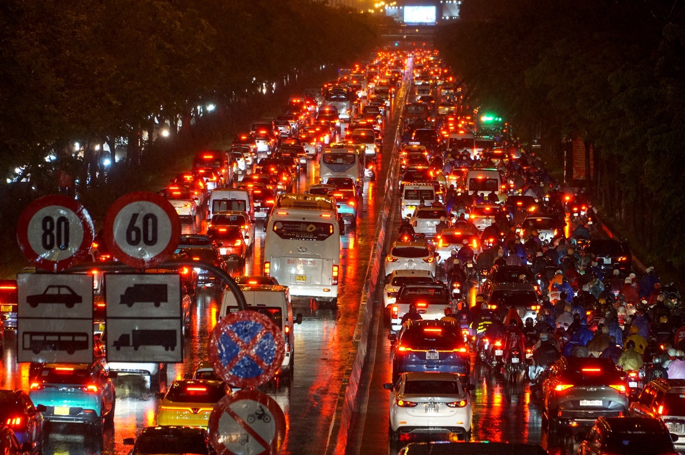 Ket xe kinh hoang o TP.HCM sau mua lon hinh anh