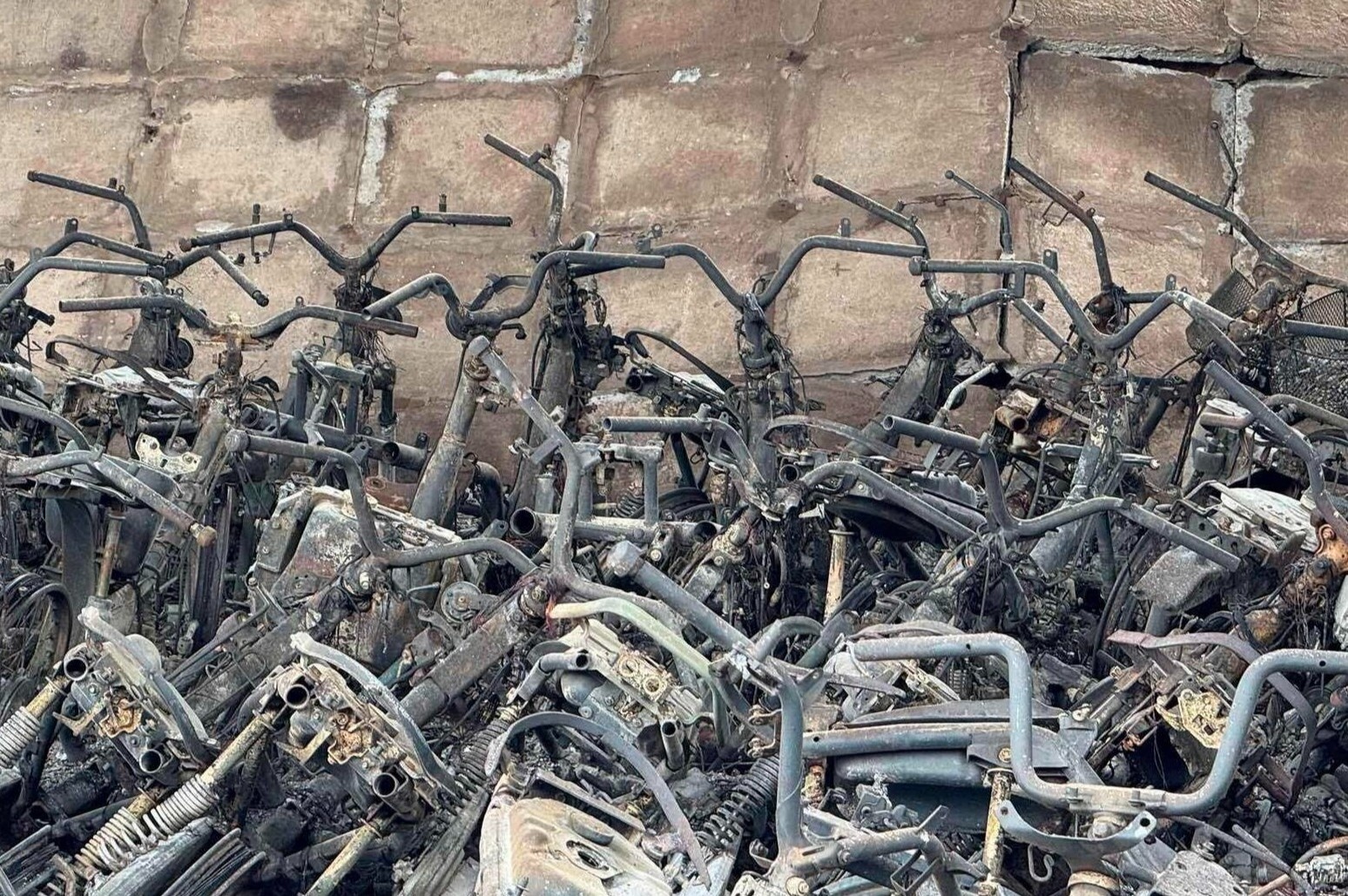 Can canh hang tram xe may chay tro khung duoi gam cau Vinh Tuy hinh anh