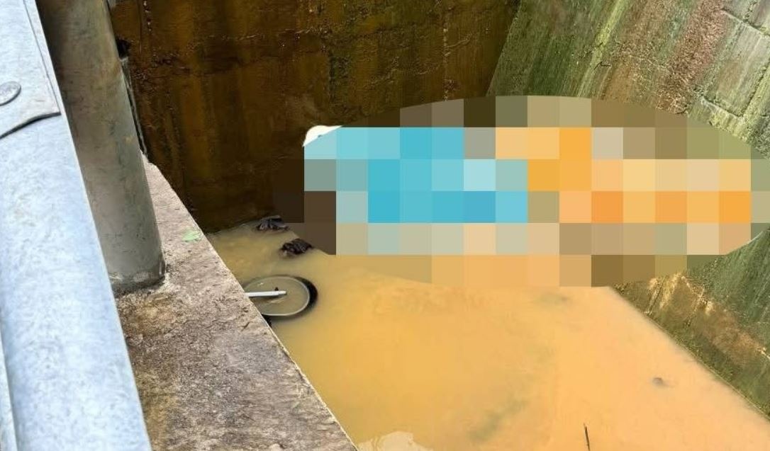 Thi the nguoi dan ong nam canh xe may duoi muong sau hon 2 m hinh anh