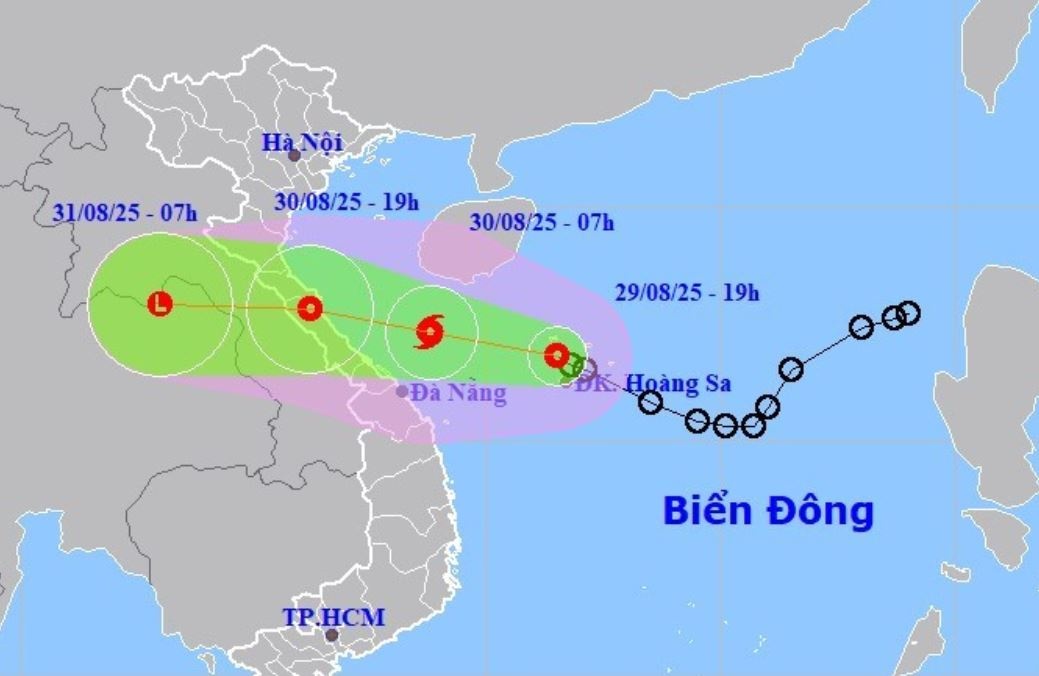 Ap thap nhiet doi cach thanh pho Hue khoang 430 km hinh anh