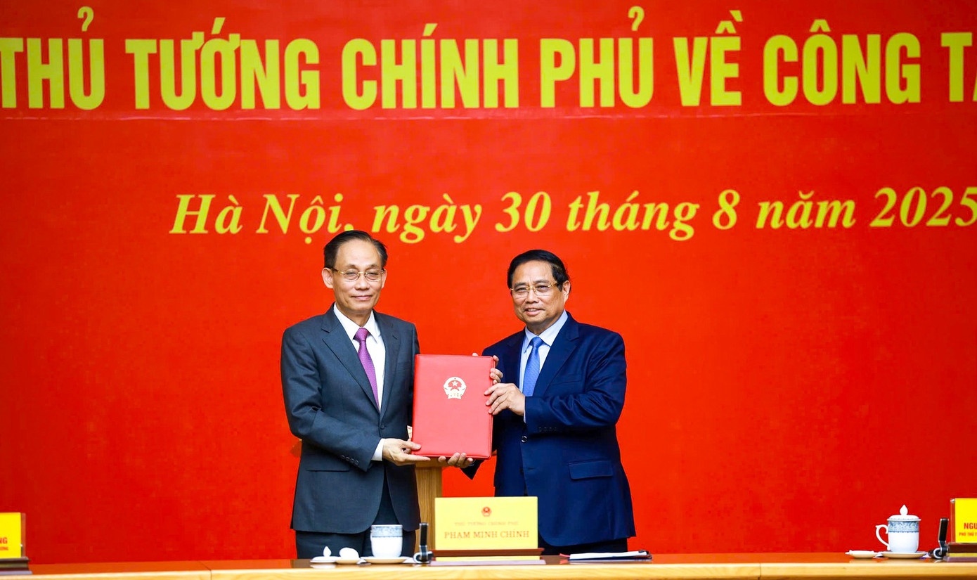 Le Hoai Trung Ngoai giao anh 1