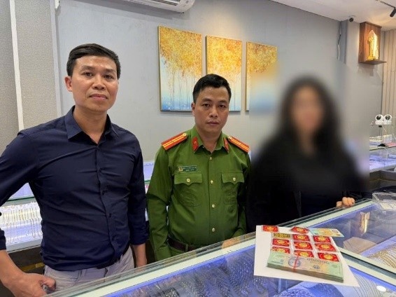 Nu sinh vien mang toan bo so vang di ban vi tin cuoc goi gia danh hinh anh