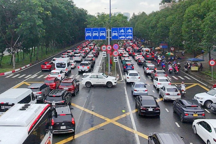 Cua ngo phia Dong TPHCM un u ngay dau ky nghi 2/9 hinh anh