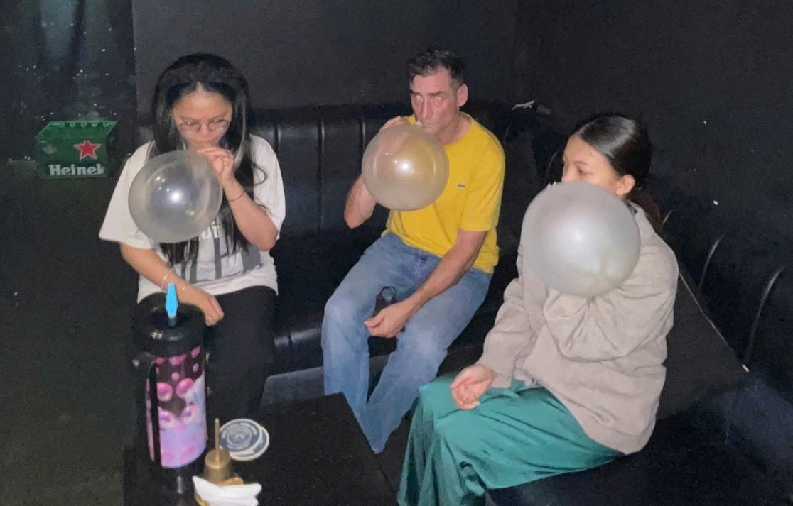 Buon ban khi cuoi tra hinh tai nha hang noi tieng o TP.HCM hinh anh