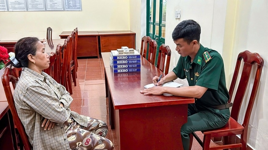 Bat doi tuong buon ban thuoc la dieu nhap lau hinh anh