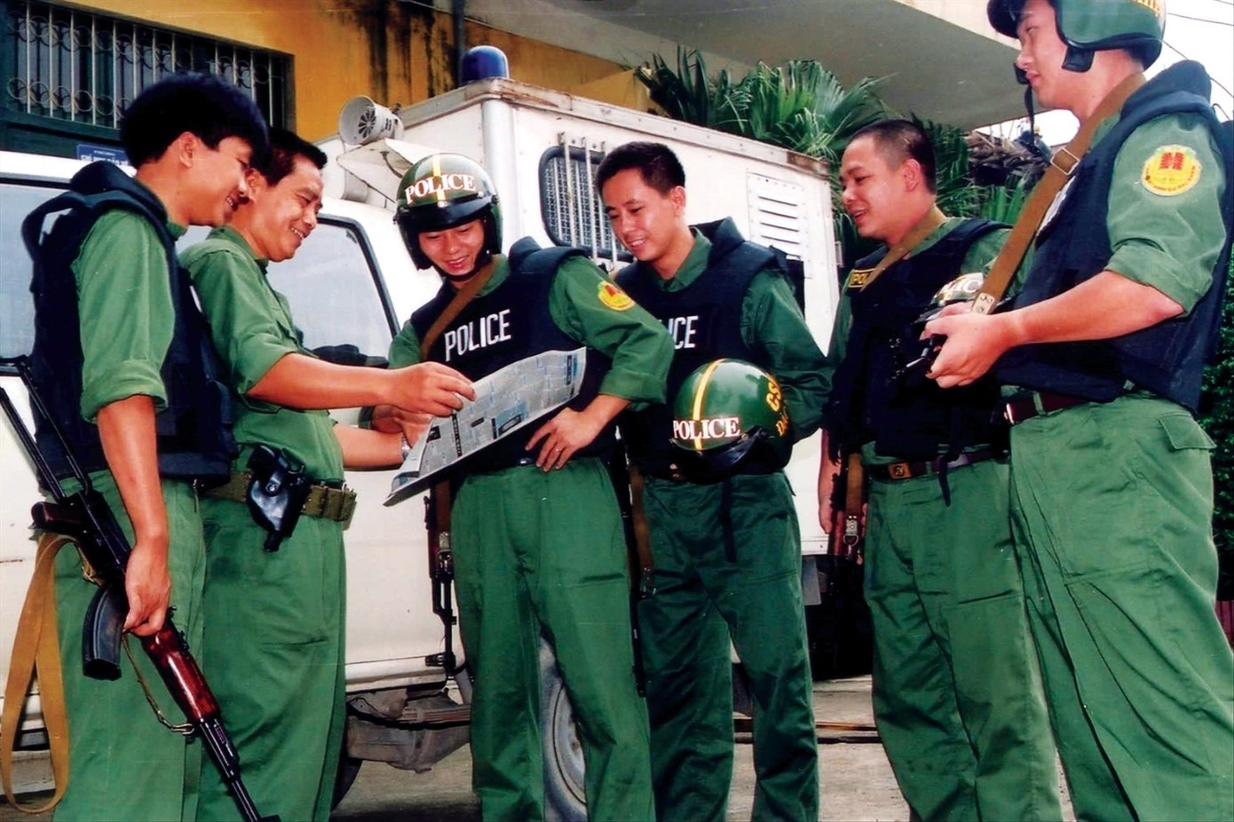 Canh sat hinh su anh 1