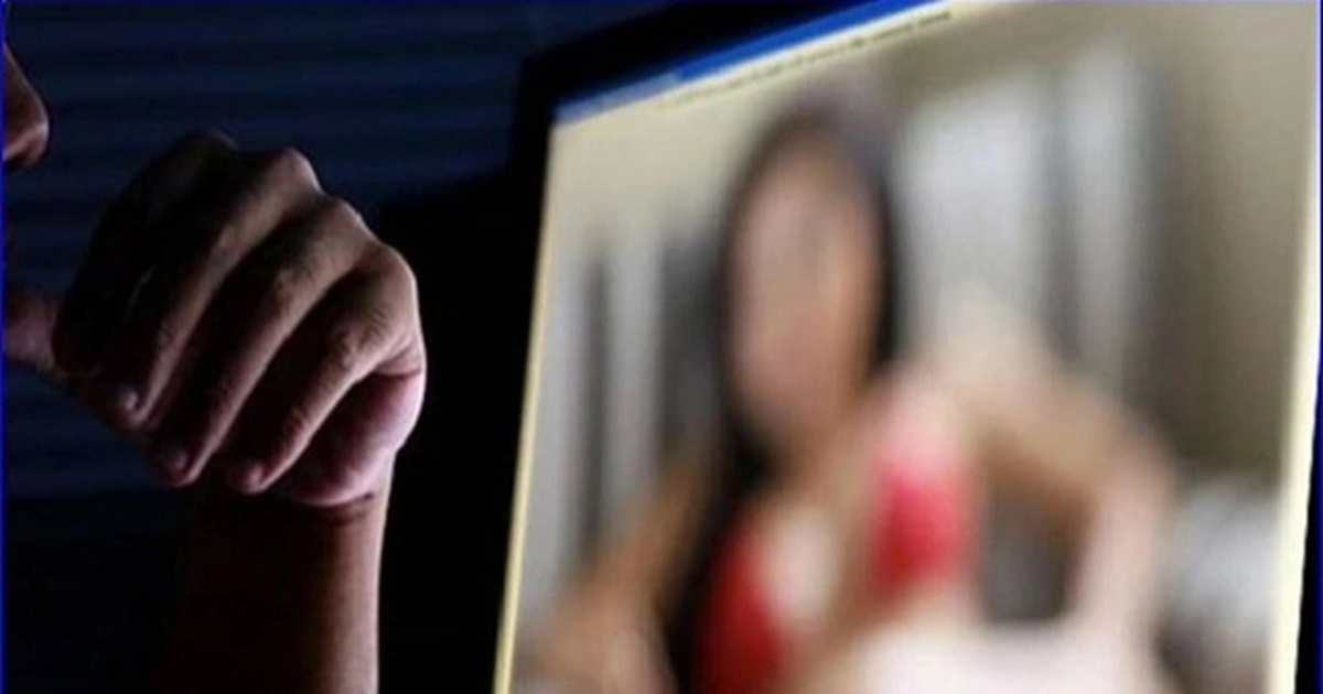 Bat nhom cho vay nang lai buoc khach the chap clip khoa than hinh anh