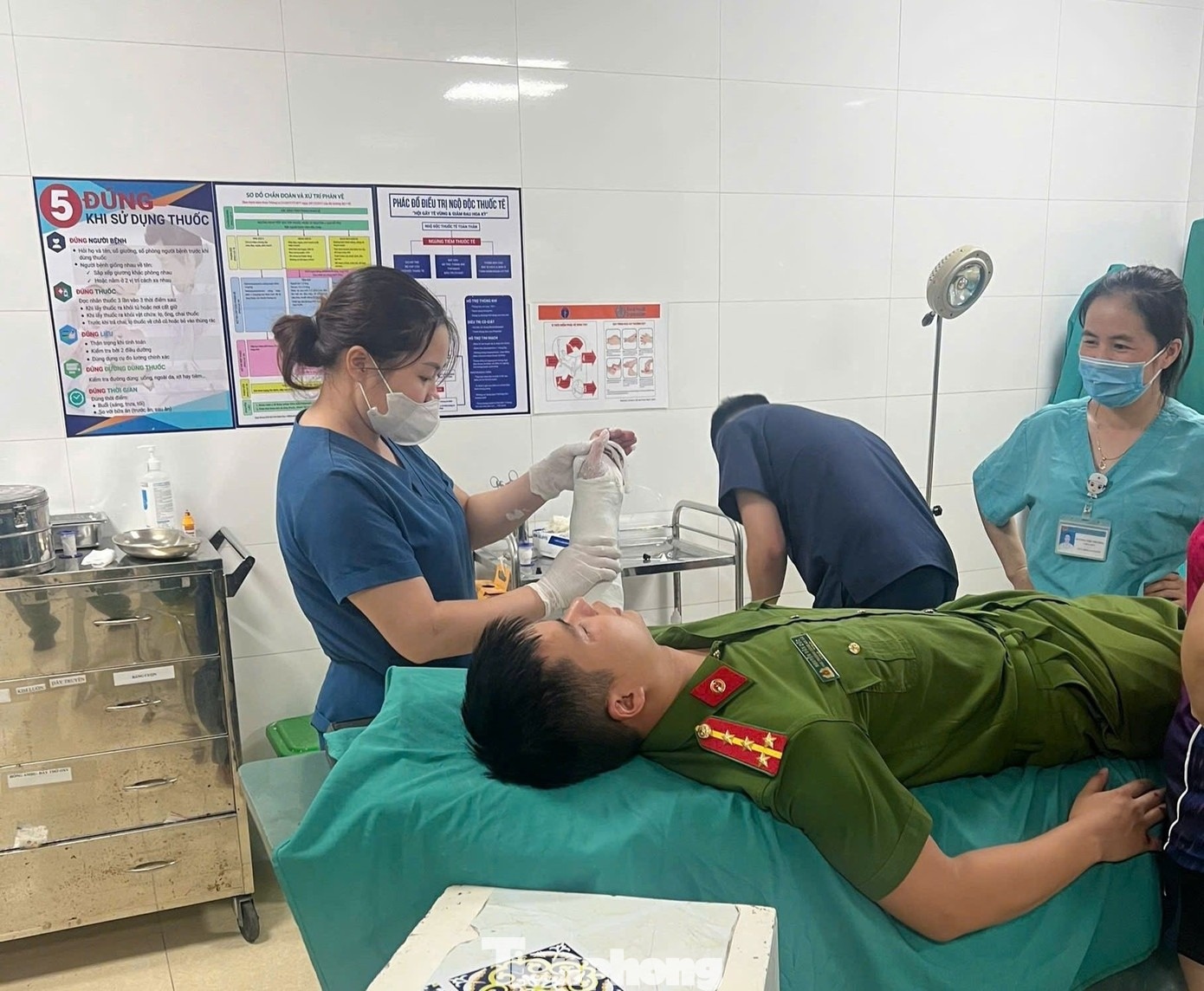 Tam giu doi tuong dung don ganh danh gay tay pho truong cong an xa hinh anh