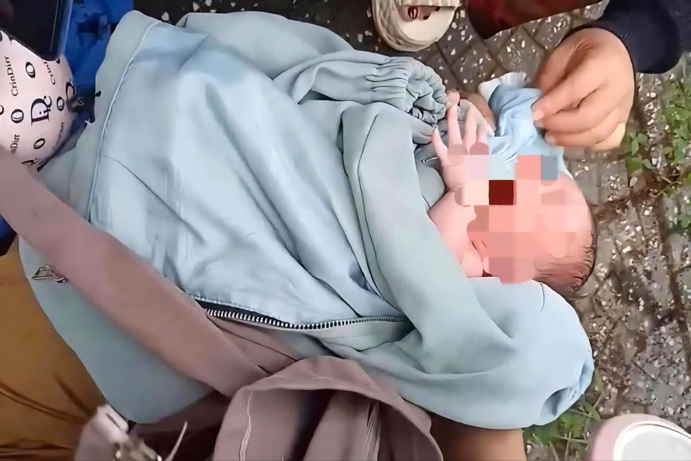 Be trai so sinh bi bo roi ven duong o An Giang hinh anh