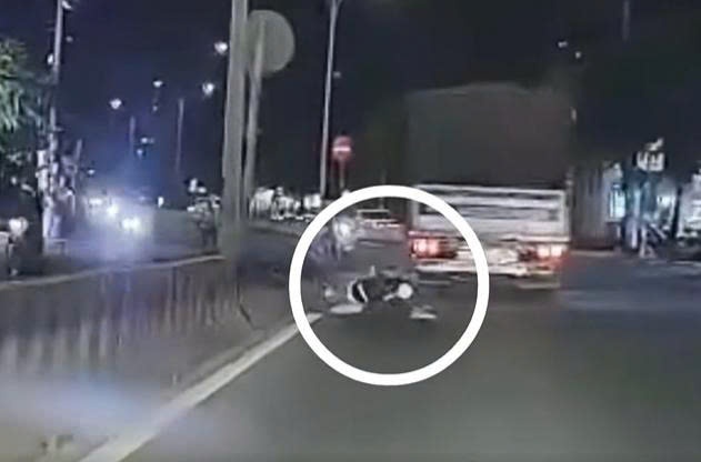 CLIP: Tai xe xe may tranh xe dap, vang vao oto tai, tu vong tai cho hinh anh