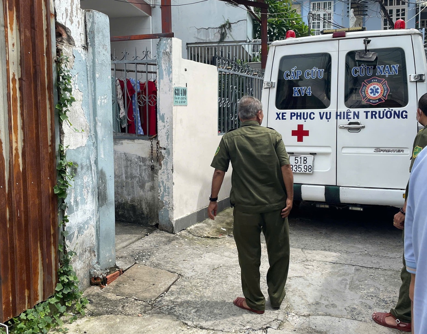 Phu nu treo co TP.HCM anh 1