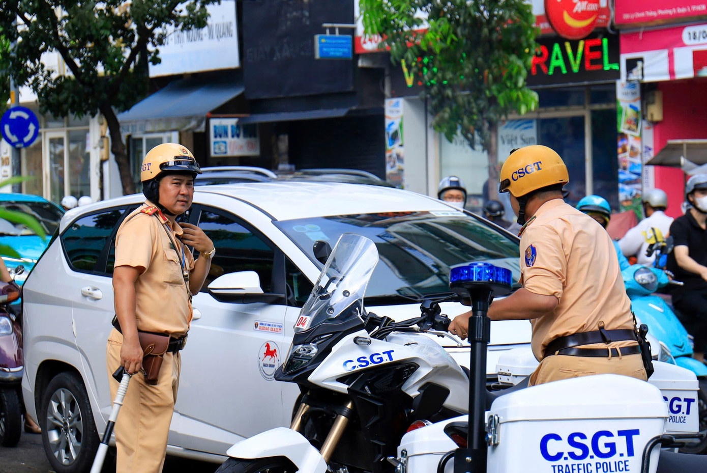 TP.HCM cam oto mot lan duong Le Loi trong 5 ngay hinh anh