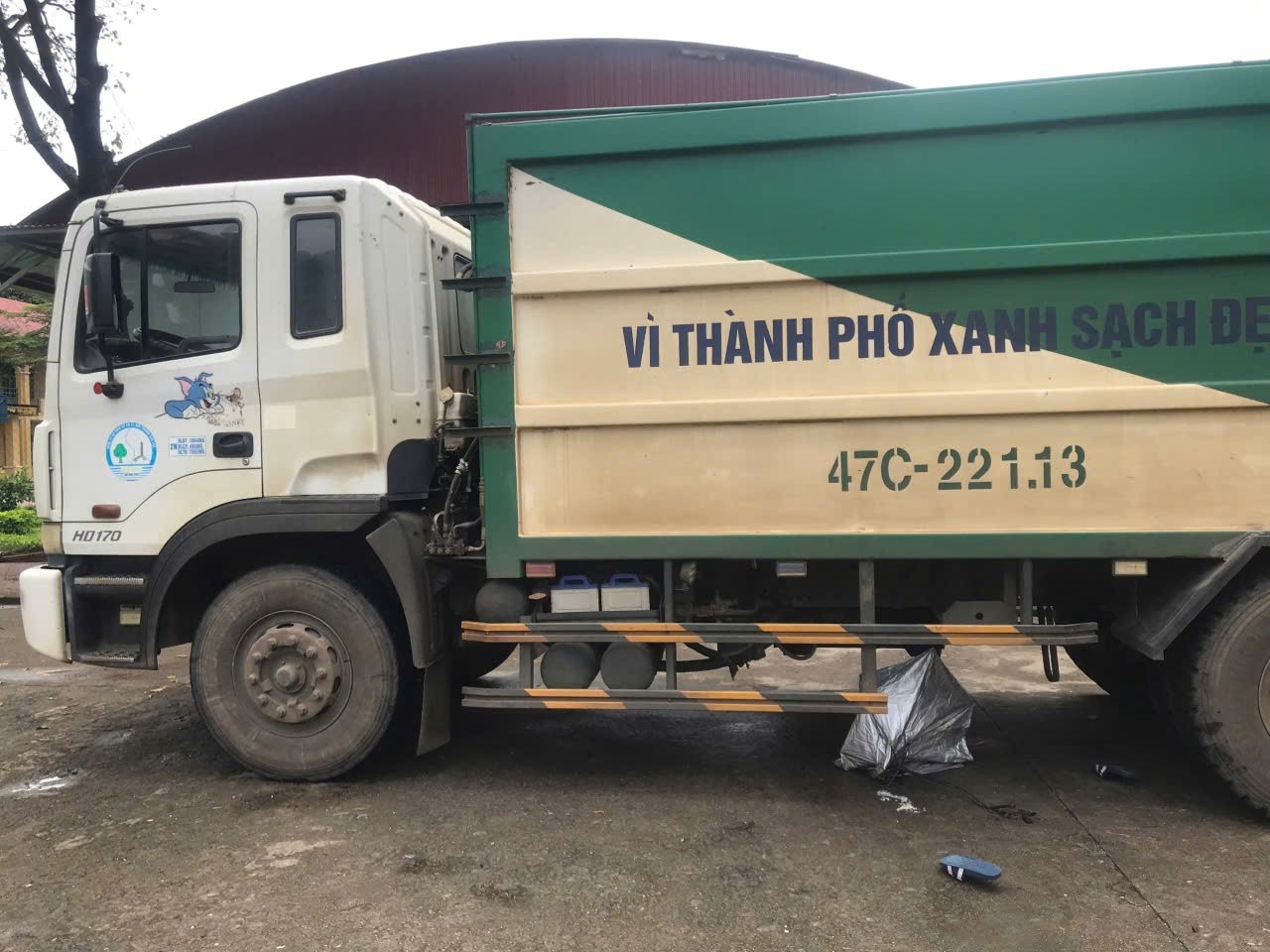 Hoc sinh lop 6 tu vong sau khi va cham voi xe thu gom rac hinh anh