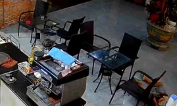 Nguoi dan ong dot tu trong quan nuoc o Dong Thap hinh anh