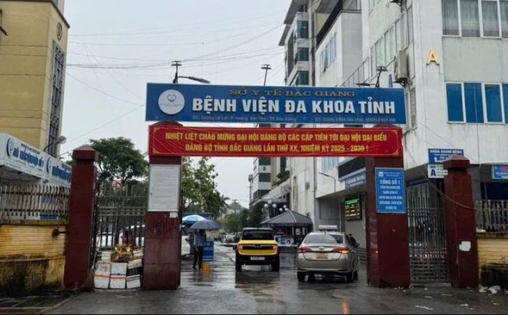 Xe cuu thuong di 200 km, thu 21 trieu dong: Buoc thoi viec hai nguoi hinh anh