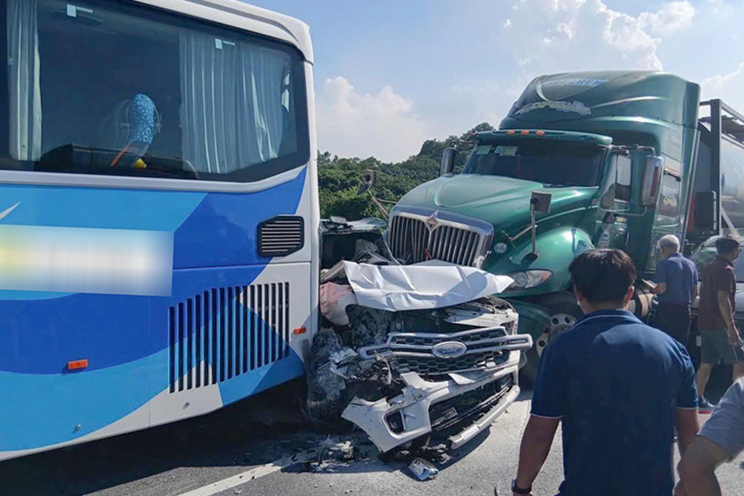 Tai nan lien hoan 5 oto tren cao toc Cao Bo - Mai Son hinh anh