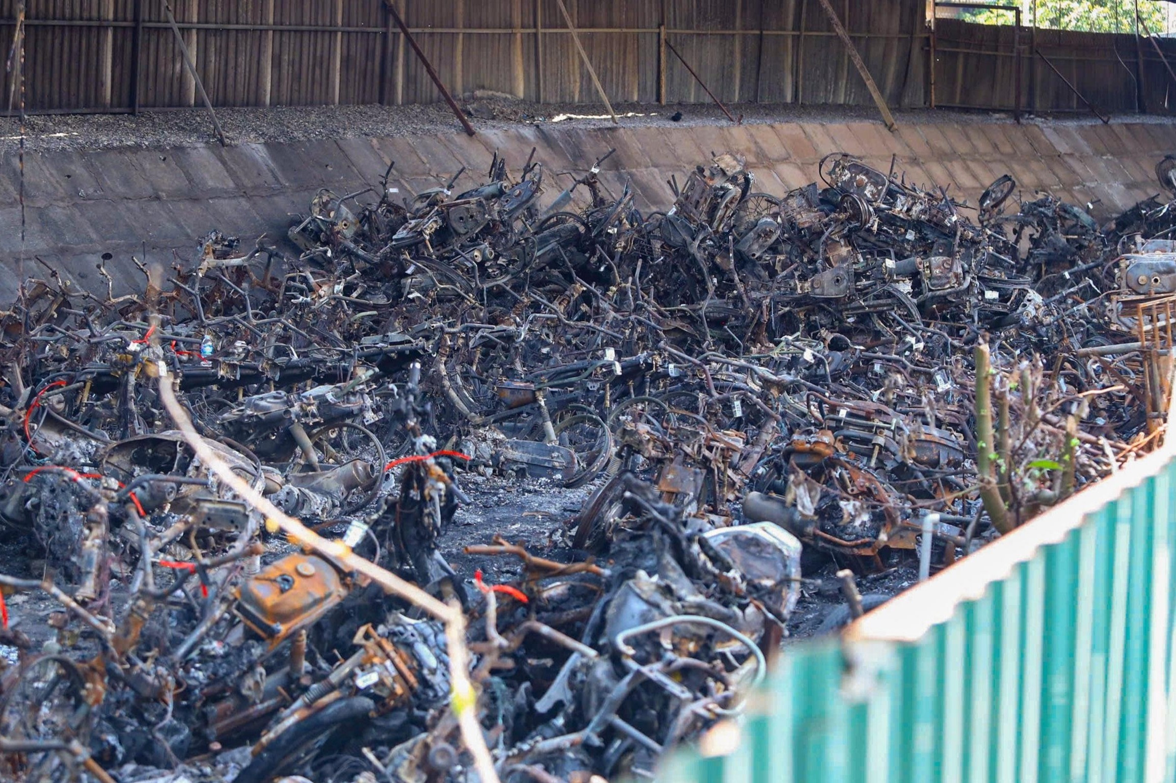 Loai tru kha nang co nguoi phong hoa bai xe gam cau Vinh Tuy hinh anh