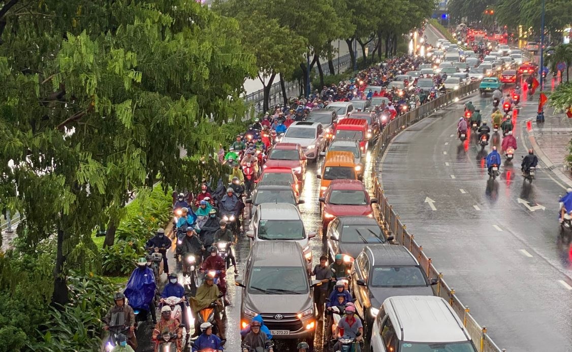 Ket xe, te nga trong mua trang troi gio tan tam o TP.HCM hinh anh