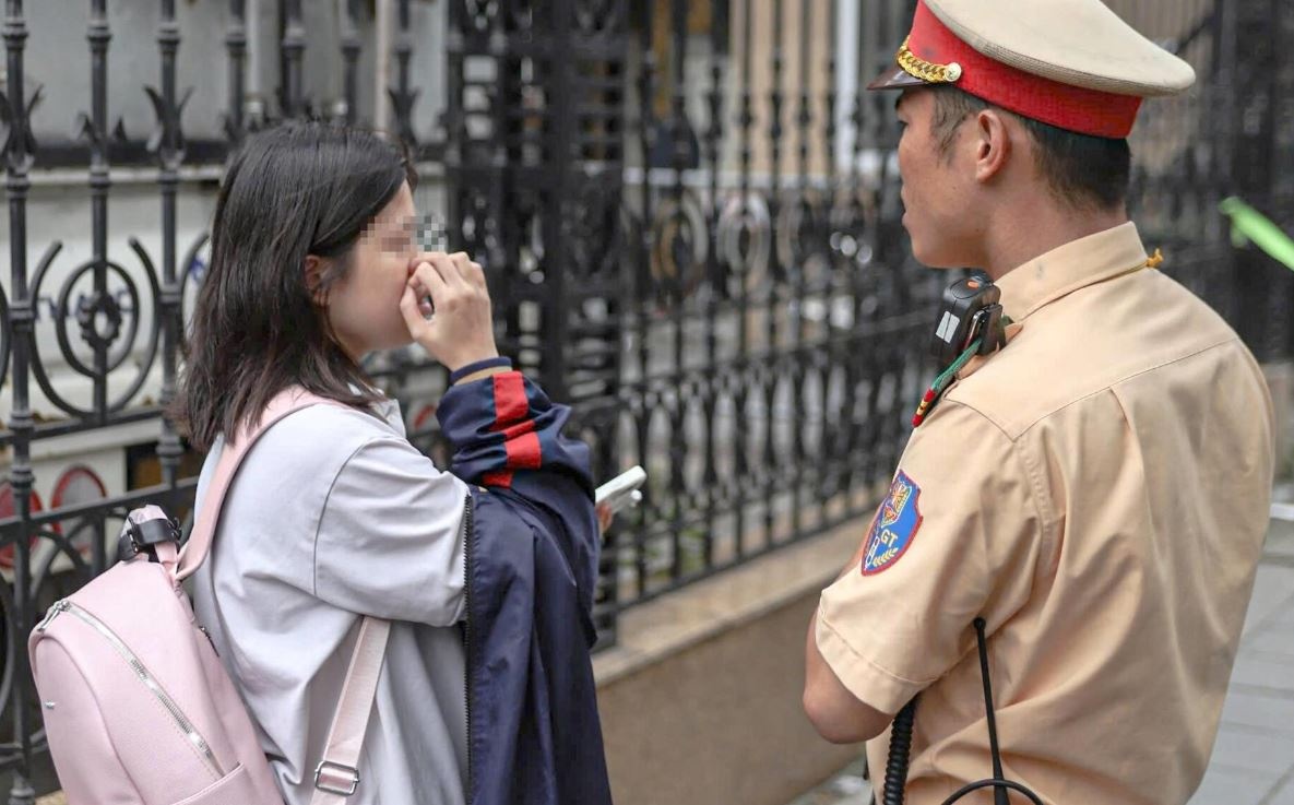 Nhieu hoc sinh noi khong doi mu bao hiem vi nha gan, so hong toc hinh anh