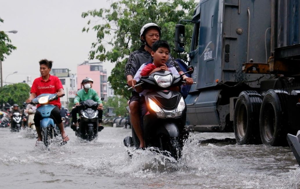Nguoi dan TP.HCM bi bom loi nuoc ve nha hinh anh