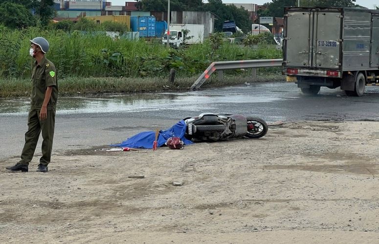 Nguoi phu nu tu vong duoi banh xe ben vuot au o TP.HCM hinh anh