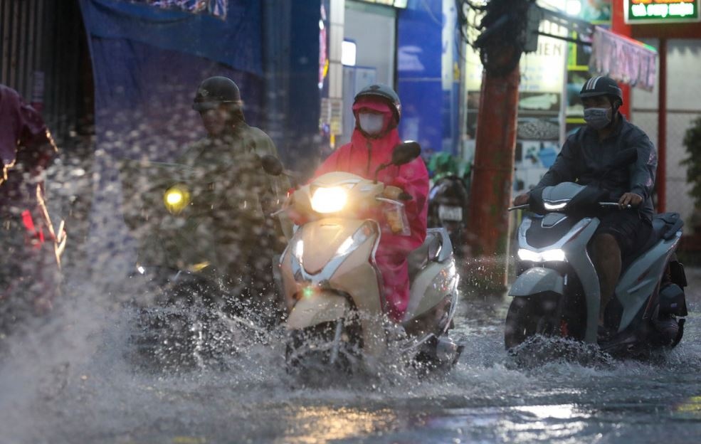 Duong bien thanh song sau mua lon keo dai tai TP.HCM hinh anh