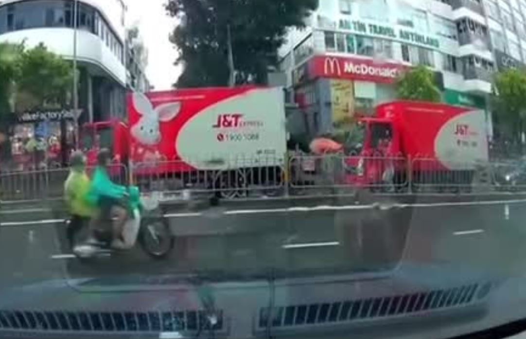 Dap kinh, tan cong tai xe xe tai o TP.HCM hinh anh