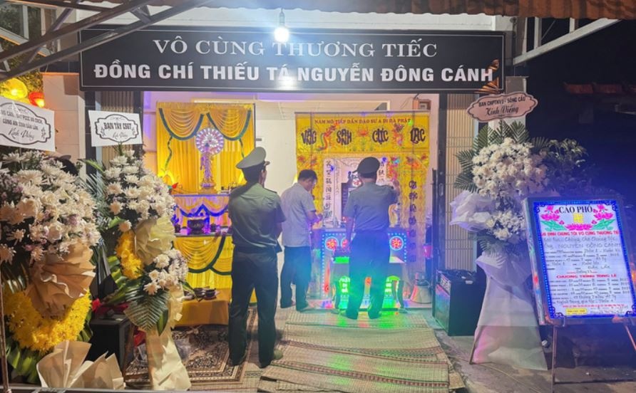 Thieu ta cong an hy sinh: Vo khoc nghen, con trai moi ngay dau di hoc hinh anh