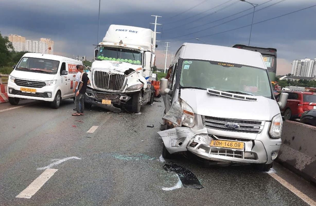 Tai nan lien hoan sau cu huc cua xe container o TP.HCM hinh anh