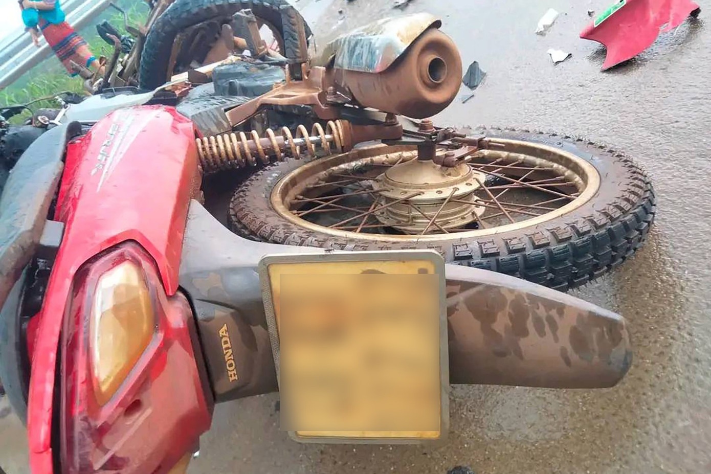 Hai em nho tu vong sau tai nan tren duong lien xa hinh anh