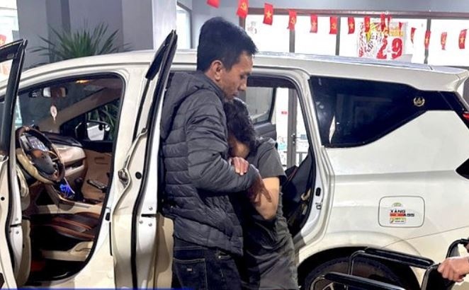 CSGT Gia Lai dua san phu vo oi di 50 km toi benh vien hinh anh