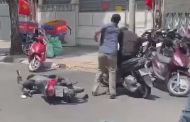 Nguoi dan ong say ruou, bat ngo danh nguoi di duong o TP.HCM hinh anh