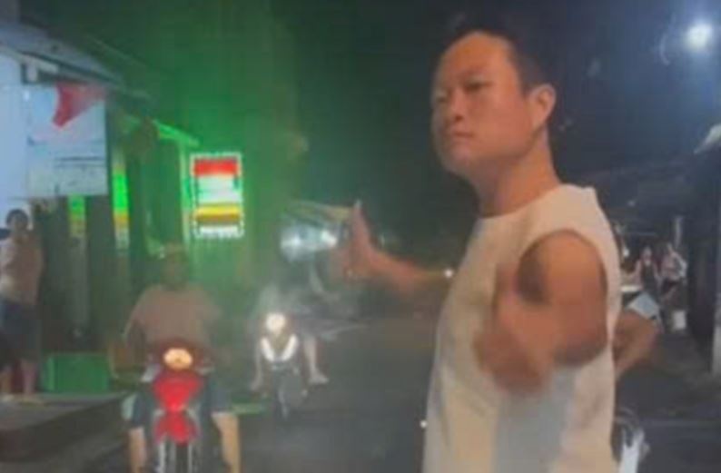 Nguoi dan ong chay xe may chan dau oto, khieu khich tai xe o TP.HCM hinh anh