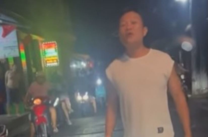 Moi nguoi chan dau oto, khieu khich tai xe o TP.HCM len cong an hinh anh